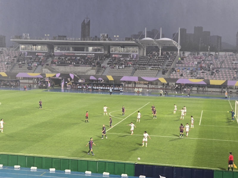 폭우속에서 남북여자축구, 하늘이 분단을 슬퍼해서 내리는 비