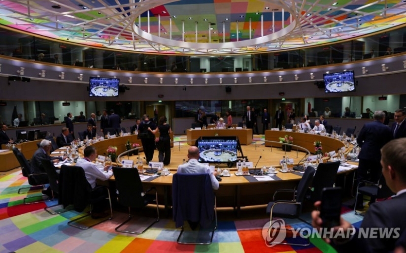 유렵은 자만 편견 망상의 거대한 새장이다
